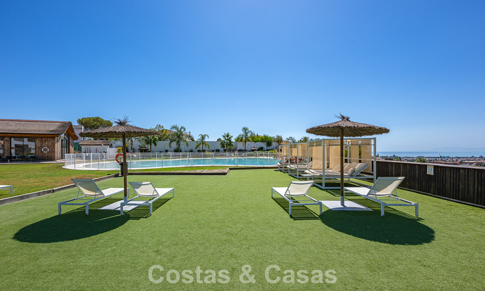 Ático dúplex contemporáneo en venta en un complejo de estilo mediterráneo tipo resorten El Paraiso, Marbella - Benahavís 807371