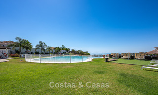 Ático dúplex contemporáneo en venta en un complejo de estilo mediterráneo tipo resorten El Paraiso, Marbella - Benahavís 807372 
