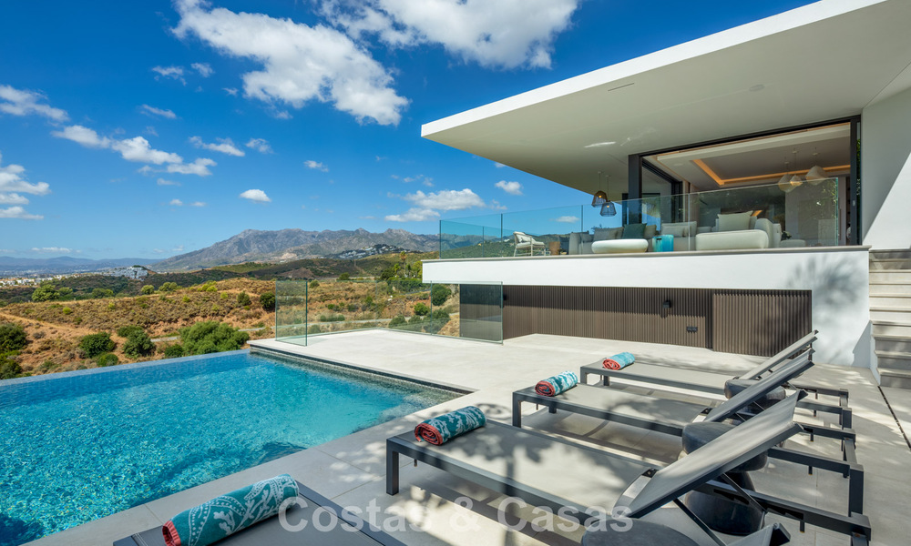 Villa de lujo ultramoderna y de nueva construcción con vistas panorámicas al mar en venta en el Este de Marbella 807474
