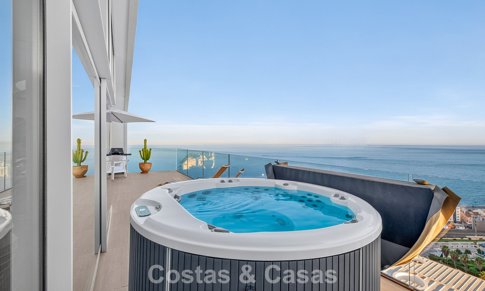 Exclusivo ático esquinero con vistas panorámicas al mar en venta en El Higueron, Benalmádena, Costa del Sol 807405