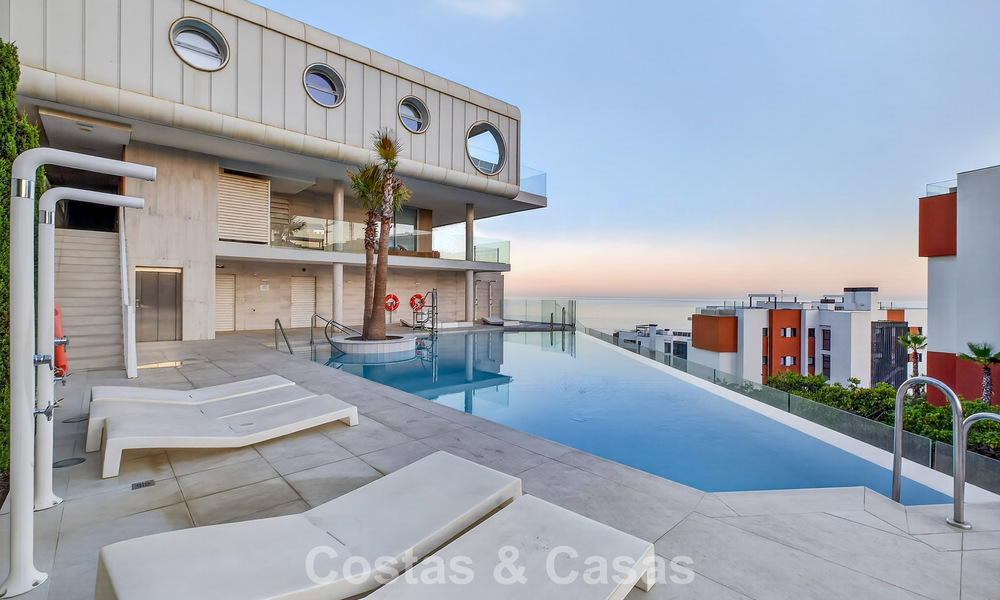 Exclusivo ático esquinero con vistas panorámicas al mar en venta en El Higueron, Benalmádena, Costa del Sol 807416