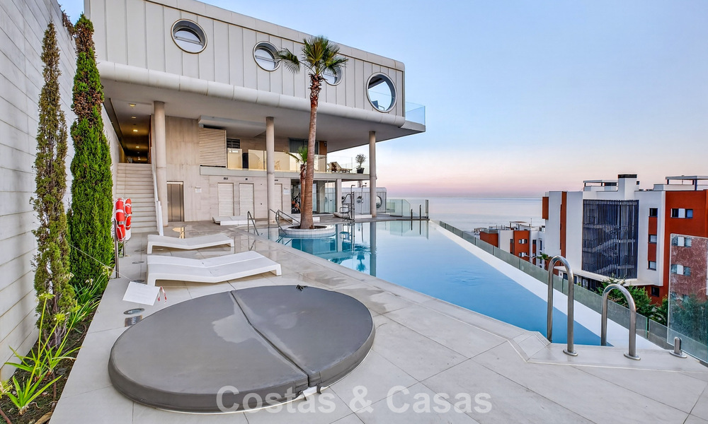 Exclusivo ático esquinero con vistas panorámicas al mar en venta en El Higueron, Benalmádena, Costa del Sol 807418