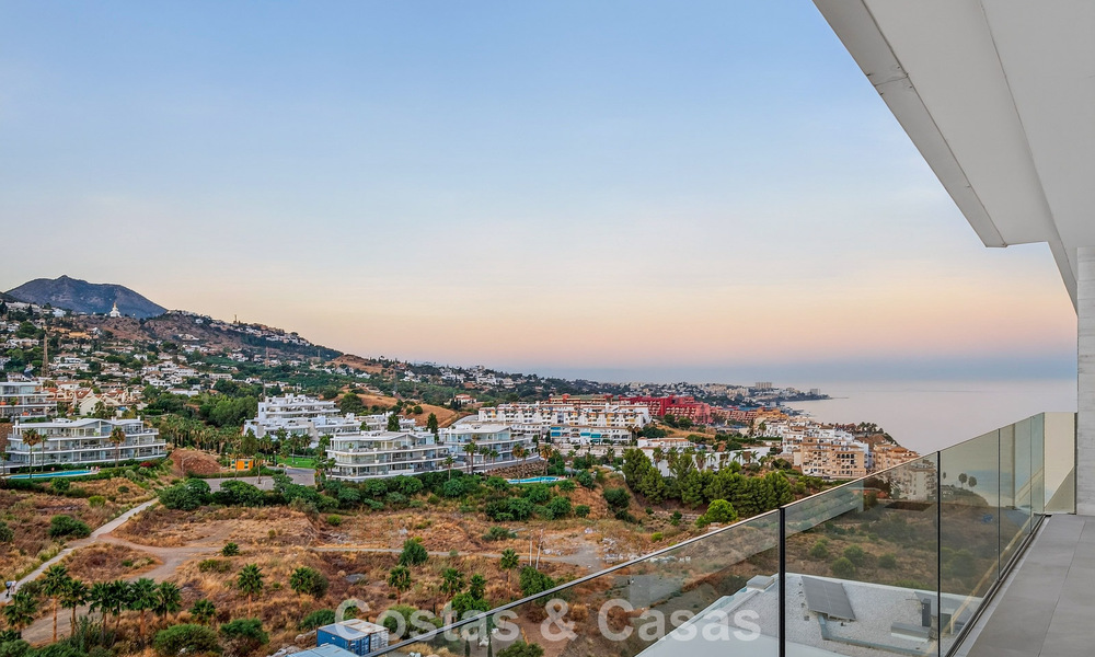 Exclusivo ático esquinero con vistas panorámicas al mar en venta en El Higueron, Benalmádena, Costa del Sol 807420
