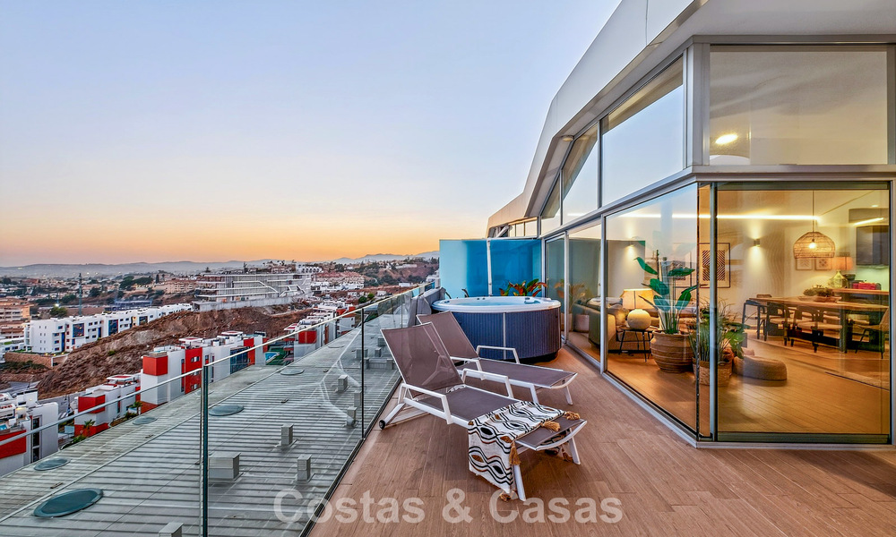 Exclusivo ático esquinero con vistas panorámicas al mar en venta en El Higueron, Benalmádena, Costa del Sol 807425