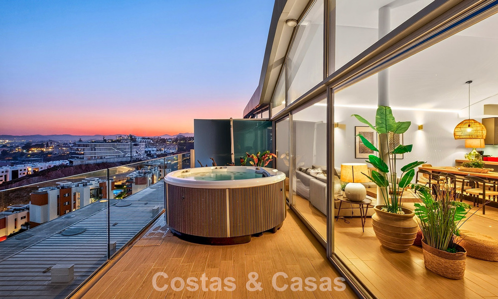 Exclusivo ático esquinero con vistas panorámicas al mar en venta en El Higueron, Benalmádena, Costa del Sol 807431