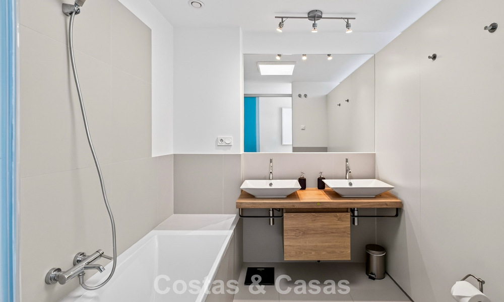Elegante apartamento en esquina con impresionantes vistas al mar en venta en El Higuerón, Fuengirola, Costa del Sol 807531