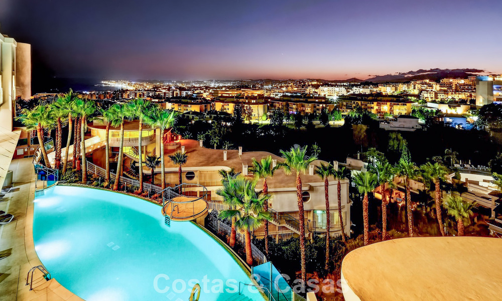 Elegante apartamento en esquina con impresionantes vistas al mar en venta en El Higuerón, Fuengirola, Costa del Sol 807533
