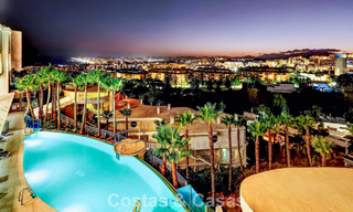 Elegante apartamento en esquina con impresionantes vistas al mar en venta en El Higuerón, Fuengirola, Costa del Sol 807533 