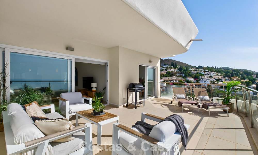 Elegante apartamento en esquina con impresionantes vistas al mar en venta en El Higuerón, Fuengirola, Costa del Sol 807534
