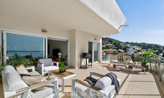 Elegante apartamento en esquina con impresionantes vistas al mar en venta en El Higuerón, Fuengirola, Costa del Sol 807534 
