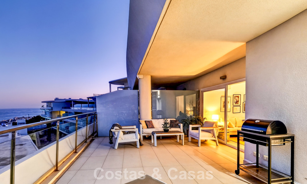 Elegante apartamento en esquina con impresionantes vistas al mar en venta en El Higuerón, Fuengirola, Costa del Sol 807540