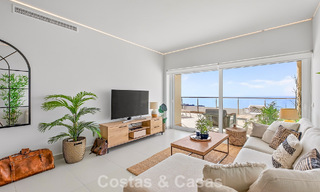 Elegante apartamento en esquina con impresionantes vistas al mar en venta en El Higuerón, Fuengirola, Costa del Sol 807541 