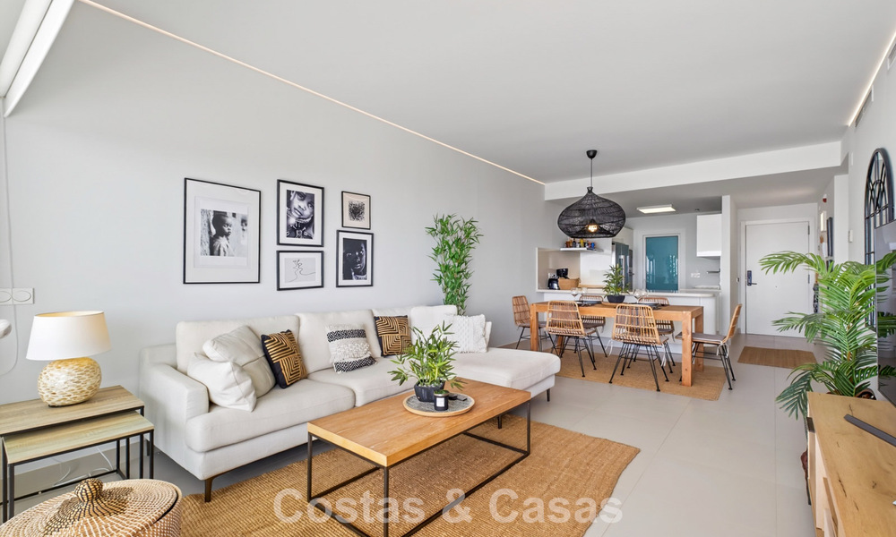 Elegante apartamento en esquina con impresionantes vistas al mar en venta en El Higuerón, Fuengirola, Costa del Sol 807542