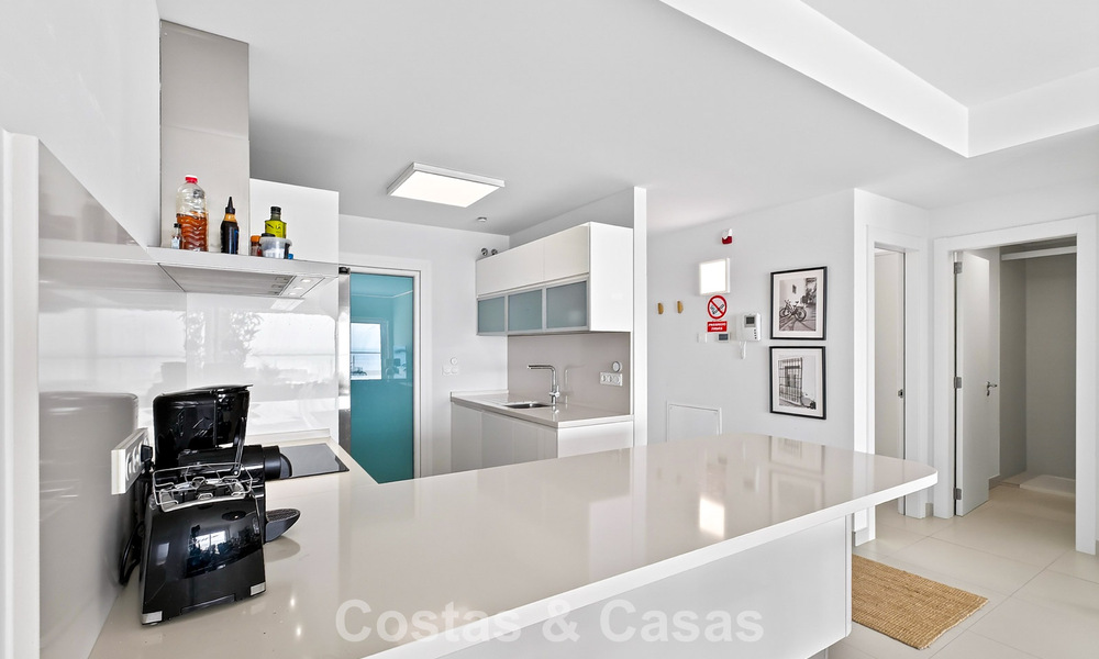 Elegante apartamento en esquina con impresionantes vistas al mar en venta en El Higuerón, Fuengirola, Costa del Sol 807544