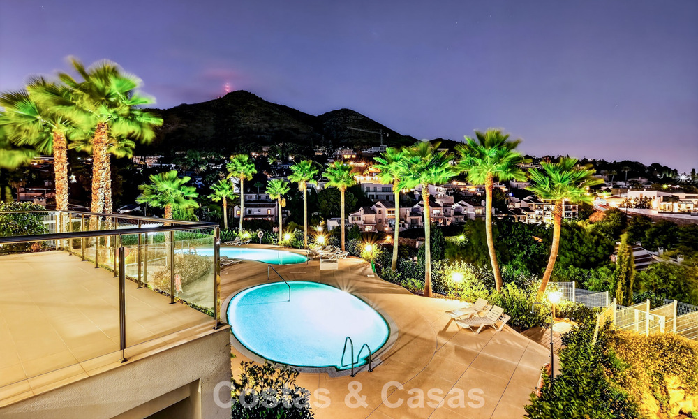 Elegante apartamento en esquina con impresionantes vistas al mar en venta en El Higuerón, Fuengirola, Costa del Sol 807545
