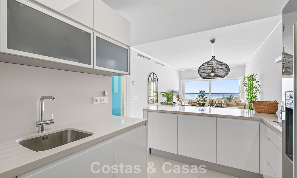 Elegante apartamento en esquina con impresionantes vistas al mar en venta en El Higuerón, Fuengirola, Costa del Sol 807546