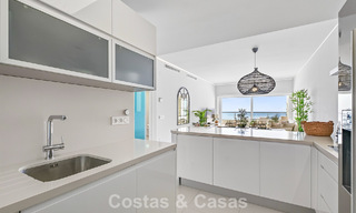 Elegante apartamento en esquina con impresionantes vistas al mar en venta en El Higuerón, Fuengirola, Costa del Sol 807546 