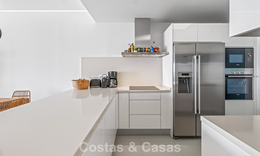 Elegante apartamento en esquina con impresionantes vistas al mar en venta en El Higuerón, Fuengirola, Costa del Sol 807547