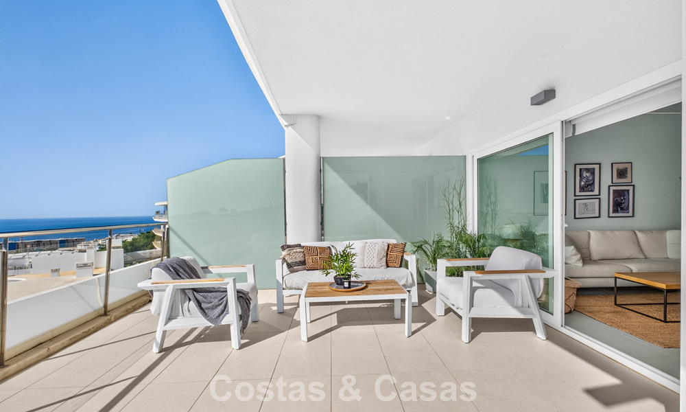 Elegante apartamento en esquina con impresionantes vistas al mar en venta en El Higuerón, Fuengirola, Costa del Sol 807549