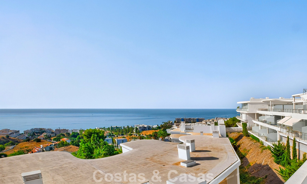 Elegante apartamento en esquina con impresionantes vistas al mar en venta en El Higuerón, Fuengirola, Costa del Sol 807550