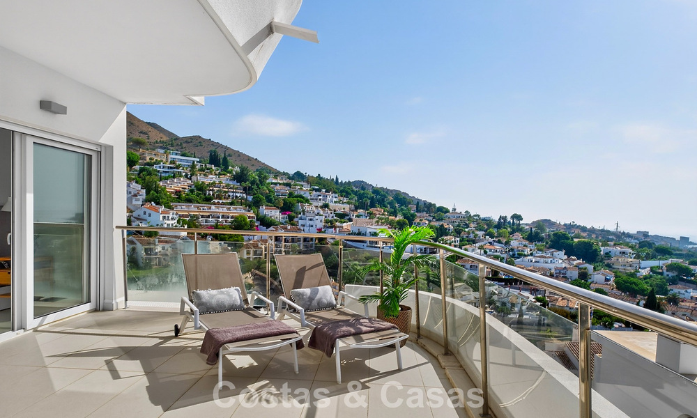 Elegante apartamento en esquina con impresionantes vistas al mar en venta en El Higuerón, Fuengirola, Costa del Sol 807552