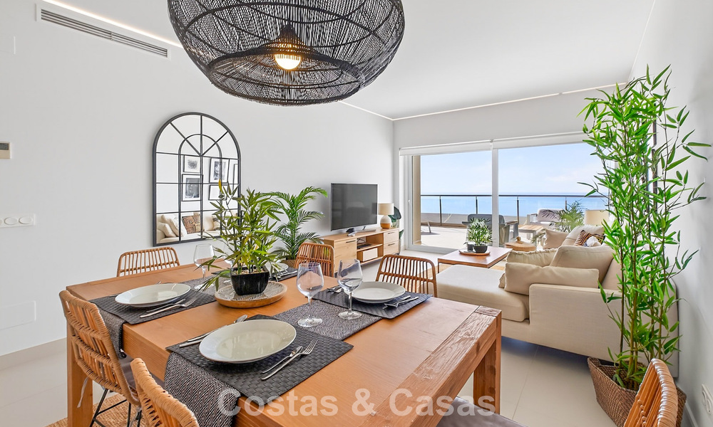 Elegante apartamento en esquina con impresionantes vistas al mar en venta en El Higuerón, Fuengirola, Costa del Sol 807554
