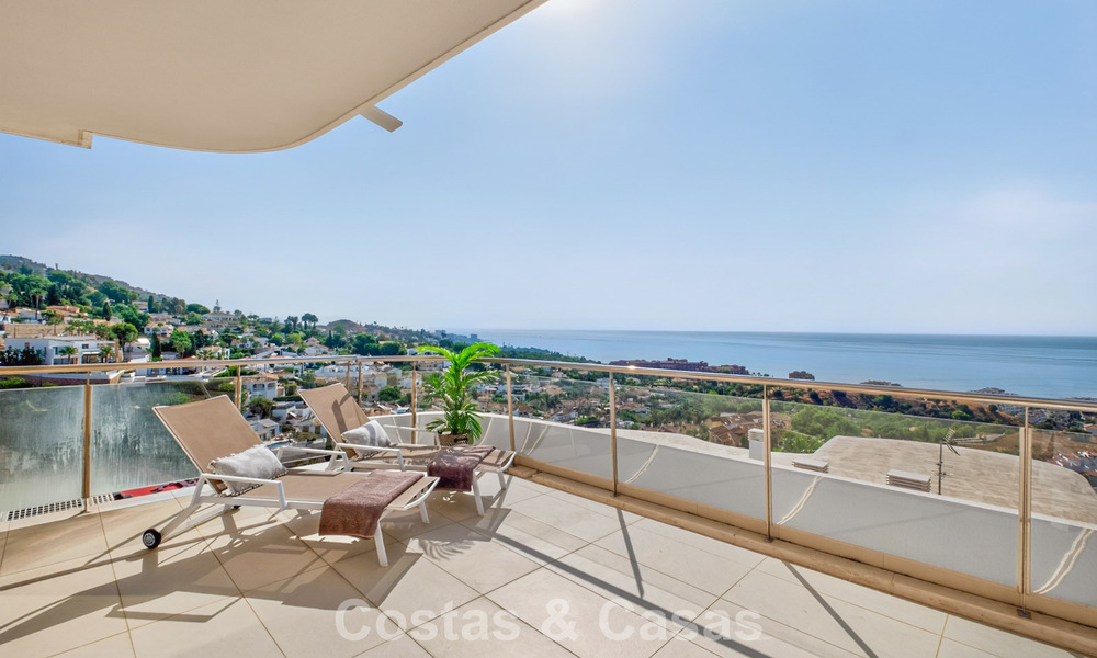 Elegante apartamento en esquina con impresionantes vistas al mar en venta en El Higuerón, Fuengirola, Costa del Sol 807555