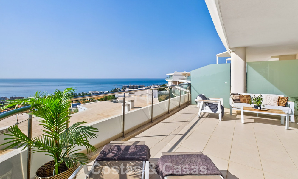 Elegante apartamento en esquina con impresionantes vistas al mar en venta en El Higuerón, Fuengirola, Costa del Sol 807556