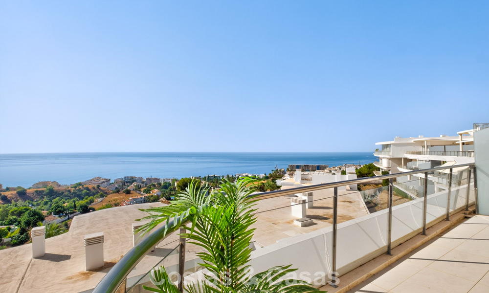 Elegante apartamento en esquina con impresionantes vistas al mar en venta en El Higuerón, Fuengirola, Costa del Sol 807557