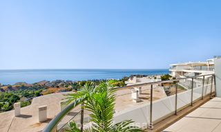 Elegante apartamento en esquina con impresionantes vistas al mar en venta en El Higuerón, Fuengirola, Costa del Sol 807557 
