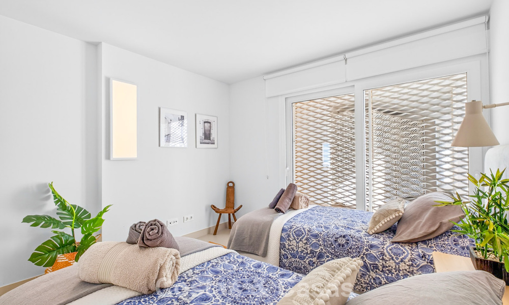 Elegante apartamento en esquina con impresionantes vistas al mar en venta en El Higuerón, Fuengirola, Costa del Sol 807559