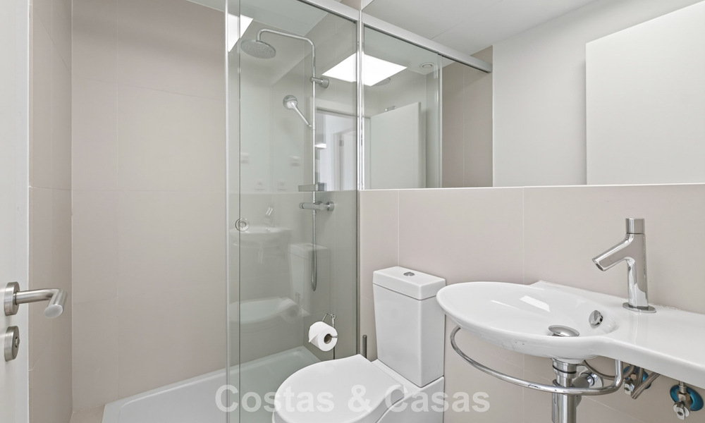 Elegante apartamento en esquina con impresionantes vistas al mar en venta en El Higuerón, Fuengirola, Costa del Sol 807560