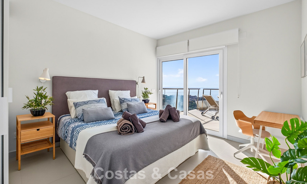 Elegante apartamento en esquina con impresionantes vistas al mar en venta en El Higuerón, Fuengirola, Costa del Sol 807561
