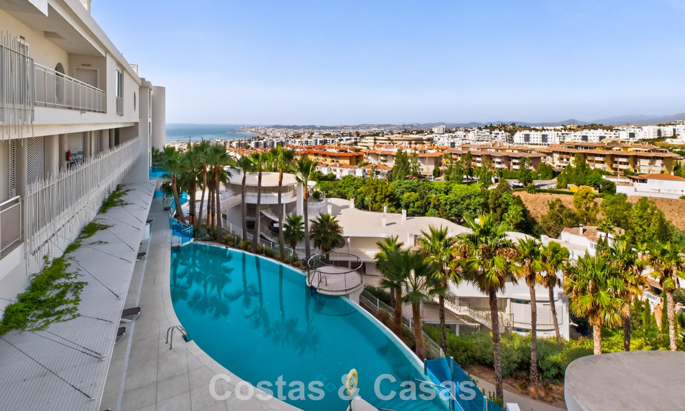 Elegante apartamento en esquina con impresionantes vistas al mar en venta en El Higuerón, Fuengirola, Costa del Sol 807567
