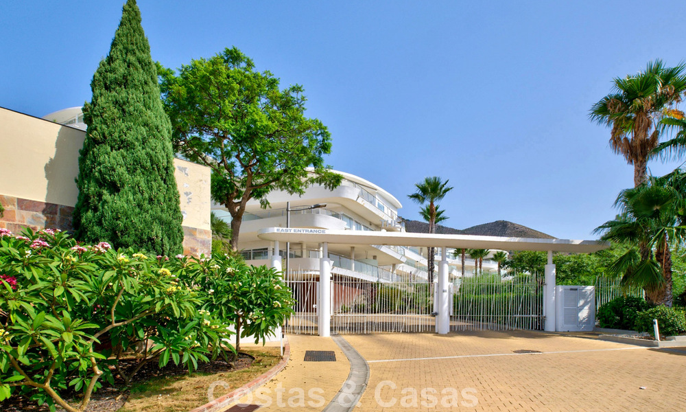 Elegante apartamento en esquina con impresionantes vistas al mar en venta en El Higuerón, Fuengirola, Costa del Sol 807568