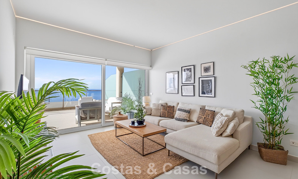 Elegante apartamento en esquina con impresionantes vistas al mar en venta en El Higuerón, Fuengirola, Costa del Sol 807569