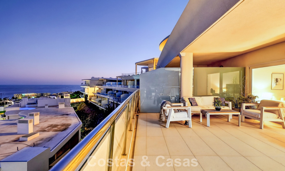 Elegante apartamento en esquina con impresionantes vistas al mar en venta en El Higuerón, Fuengirola, Costa del Sol 807570