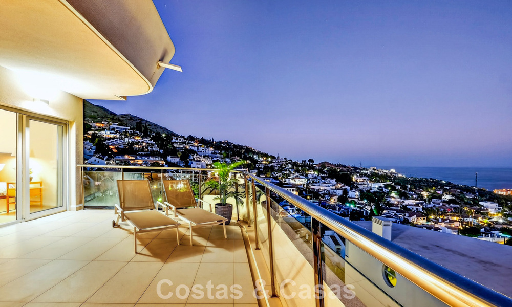 Elegante apartamento en esquina con impresionantes vistas al mar en venta en El Higuerón, Fuengirola, Costa del Sol 807571