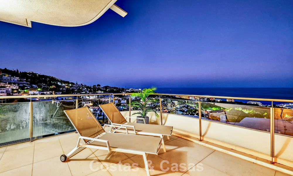 Elegante apartamento en esquina con impresionantes vistas al mar en venta en El Higuerón, Fuengirola, Costa del Sol 807573