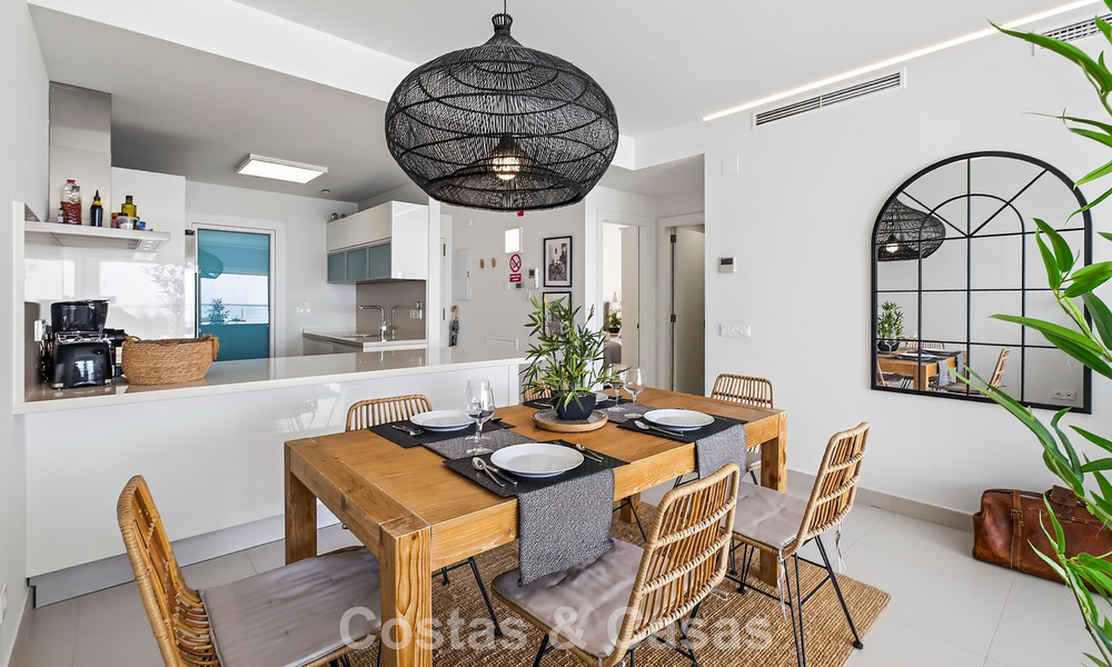 Elegante apartamento en esquina con impresionantes vistas al mar en venta en El Higuerón, Fuengirola, Costa del Sol 807575