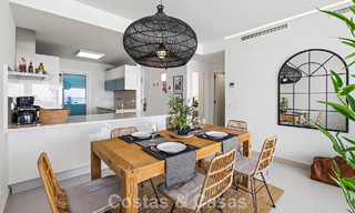 Elegante apartamento en esquina con impresionantes vistas al mar en venta en El Higuerón, Fuengirola, Costa del Sol 807575 