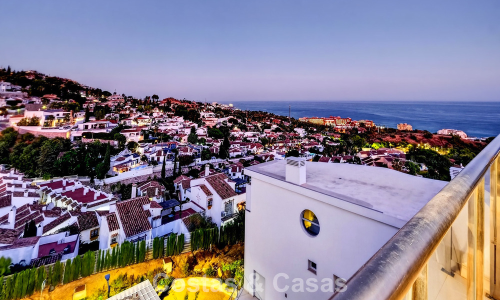 Elegante apartamento en esquina con impresionantes vistas al mar en venta en El Higuerón, Fuengirola, Costa del Sol 807576