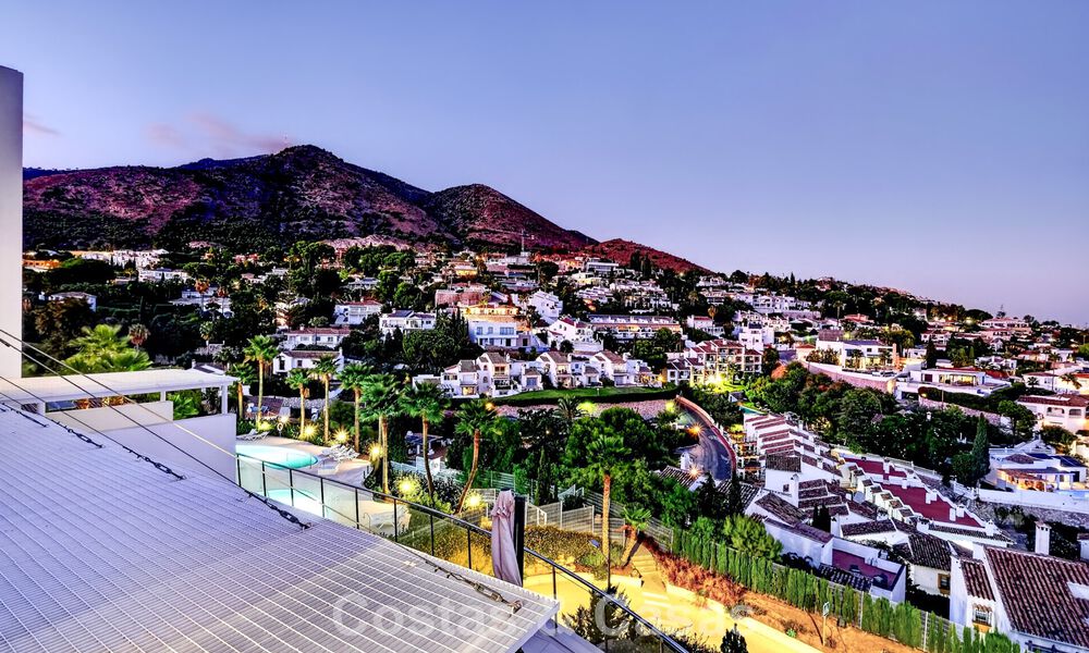 Elegante apartamento en esquina con impresionantes vistas al mar en venta en El Higuerón, Fuengirola, Costa del Sol 807577