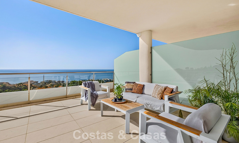 Elegante apartamento en esquina con impresionantes vistas al mar en venta en El Higuerón, Fuengirola, Costa del Sol 807578