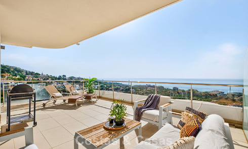 Elegante apartamento en esquina con impresionantes vistas al mar en venta en El Higuerón, Fuengirola, Costa del Sol 807579