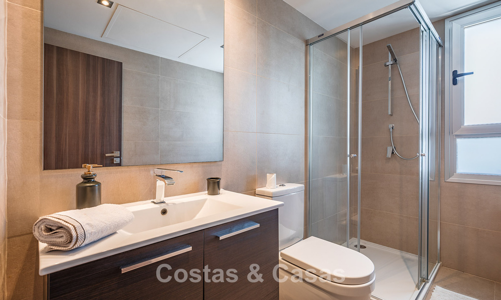 Apartamentos modernos en venta en Aqua, una urbanización contemporánea en San Pedro Playa, Marbella 807140