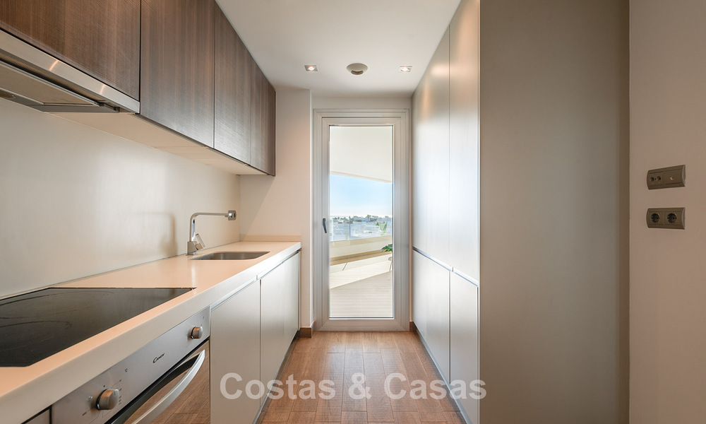 Apartamentos modernos en venta en Aqua, una urbanización contemporánea en San Pedro Playa, Marbella 807147