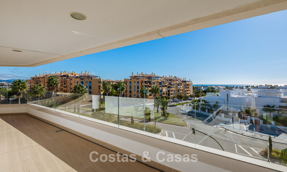 Apartamentos modernos en venta en Aqua, una urbanización contemporánea en San Pedro Playa, Marbella 807154