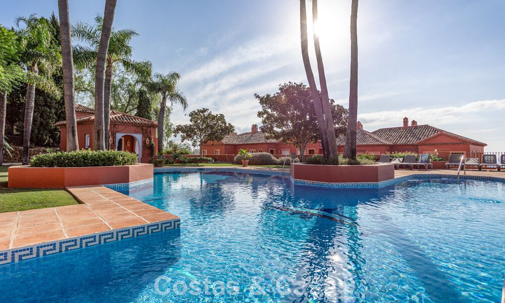 Casa adosada modernizada con vistas panorámicas en venta en las colinas de Marbella - Benahavís 807599