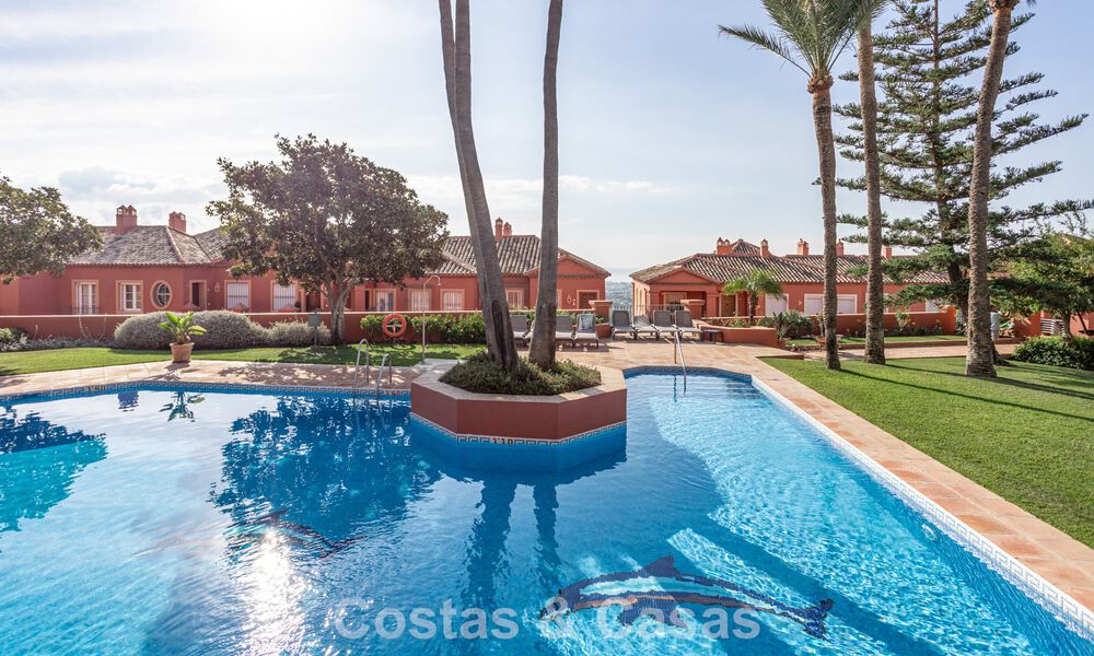 Casa adosada modernizada con vistas panorámicas en venta en las colinas de Marbella - Benahavís 807600
